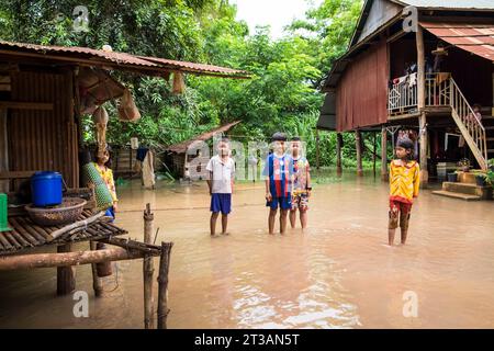 Cambogia, Kampong Phluk, inondazioni causate da forti piogge Foto Stock