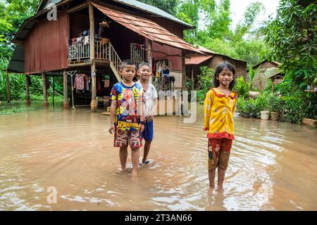 Cambogia, Kampong Phluk, inondazioni causate da forti piogge Foto Stock