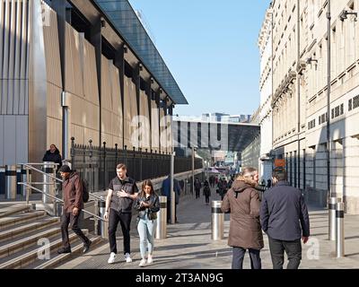 Spazio pubblico e accesso alla stazione. Paddington Elizabeth Line Station, Londra, Regno Unito. Architetto: Weston Williamson + Partners , 2022. Foto Stock