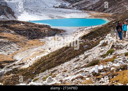 GANZI, CINA - 15 OTTOBRE 2023 - i turisti guardano il paesaggio del mare NIUNAI presso il punto panoramico di Daocheng Yading a Ganzi, prefettura autonoma tibetana, Sichua Foto Stock