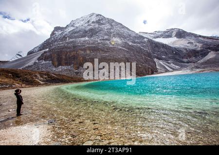 GANZI, CINA - 15 OTTOBRE 2023 - i turisti guardano il paesaggio del mare NIUNAI presso il punto panoramico di Daocheng Yading a Ganzi, prefettura autonoma tibetana, Sichua Foto Stock