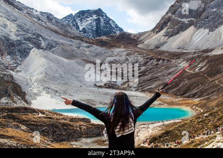 GANZI, CINA - 15 OTTOBRE 2023 - i turisti guardano il paesaggio del mare NIUNAI presso il punto panoramico di Daocheng Yading a Ganzi, prefettura autonoma tibetana, Sichua Foto Stock