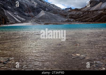 GANZI, CINA - 15 OTTOBRE 2023 - il paesaggio del mare NIUNAI è visibile nell'area panoramica di Daocheng Yading nella prefettura autonoma tibetana di Ganzi, Sichuan prov Foto Stock