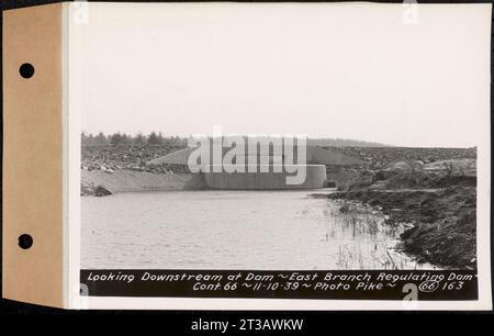 Contratto n. 66, Regulating Dams, Middle Branch (New Salem), and East Branch of the Swift River, Hardwick and Petersham (ex Dana), guardando a valle della diga, East Branch Regulating Dam, Hardwick, Mass., 10 novembre 1939 Foto Stock