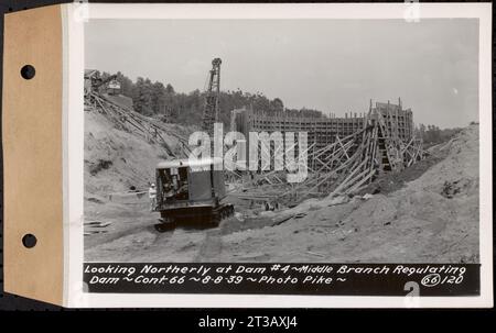 Contratto n. 66, Regulating Dams, Middle Branch (New Salem), and East Branch of the Swift River, Hardwick and Petersham (ex Dana), guardando a nord verso la diga 4, Middle Branch Regulating Dam, Hardwick, Mass., 8 agosto 1939 Foto Stock