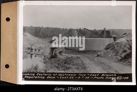 Contratto n. 66, Regulating Dams, Middle Branch (New Salem), and East Branch of the Swift River, Hardwick and Petersham (ex Dana), guardando ad est sulla faccia a monte, East Branch Regulating Dam, Hardwick, Mass., 7 agosto 1939 Foto Stock