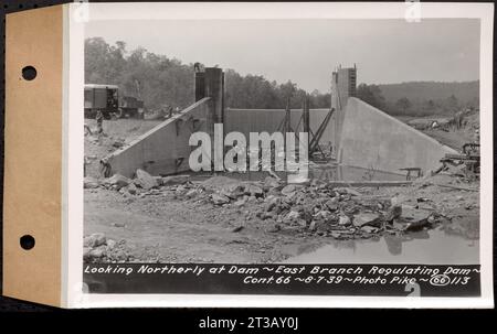 Contratto n. 66, Regulating Dams, Middle Branch (New Salem), and East Branch of the Swift River, Hardwick and Petersham (ex Dana), guardando a nord verso la diga, East Branch Regulating Dam, Hardwick, Mass., 7 agosto 1939 Foto Stock