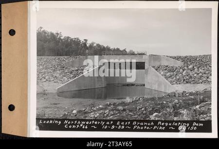 Contratto n. 66, Regulating Dams, Middle Branch (New Salem), and East Branch of the Swift River, Hardwick and Petersham (ex Dana), guardando a nord-ovest sul ramo est che regola la diga, Hardwick, Massachusetts, 9 ottobre 1939 Foto Stock