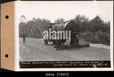 Contratto n. 82, costruzione Quabbin Hill Road, Ware, posa asfalto a sta. 149+65, Ware, Mass., 22 agosto 1939 Foto Stock