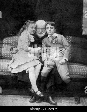 Fotografia , Ritratto del famoso scrittore francese Victor Hugo seduto su un divano con i suoi nipoti (figli di Charles Hugo) Georges e Jeanne seduti in ginocchio. Foto Stock