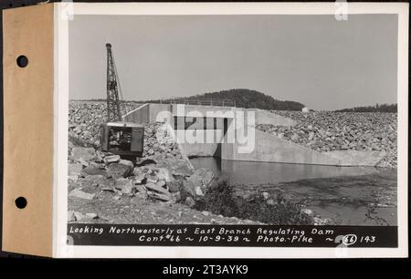 Contratto n. 66, Regulating Dams, Middle Branch (New Salem), and East Branch of the Swift River, Hardwick and Petersham (ex Dana), guardando a nord-ovest sul ramo est che regola la diga, Hardwick, Massachusetts, 9 ottobre 1939 Foto Stock