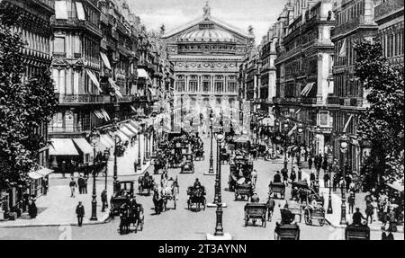 Fotografia , Vista dell'Avenue de l'Opera tratta dal Grand Hotel du Louvre nella città di Parigi all'inizio del XX secolo Foto Stock