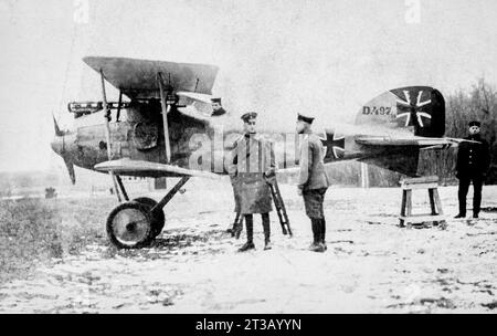 Un Albatross tedesco su un campo d'aviazione durante la prima guerra mondiale Foto Stock