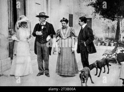 Ritratto di Frederic Mistral (1830 - 1914) con la sua famiglia nel 1906. Scrittore e lessicografo francese Foto Stock