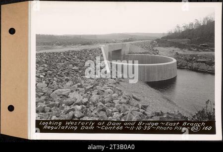 Contratto n. 66, Regulating Dams, Middle Branch (New Salem), and East Branch of the Swift River, Hardwick and Petersham (ex Dana), guardando ad ovest verso diga e ponte, East Branch Regulating Dam, Hardwick, Mass., 10 novembre 1939 Foto Stock