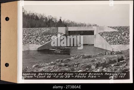 Contratto n. 66, Regulating Dams, Middle Branch (New Salem), and East Branch of the Swift River, Hardwick and Petersham (ex Dana), guardando a nord verso la diga, East Branch Regulating Dam, Hardwick, Mass., 10 novembre 1939 Foto Stock