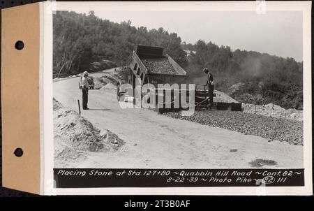 Contratto n. 82, costruzione Quabbin Hill Road, Ware, posa pietra a sta. 127+80, Ware, Mass., 22 agosto 1939 Foto Stock