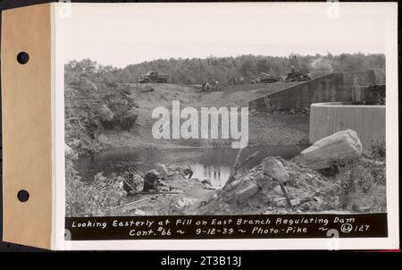 Contratto n. 66, Regulating Dams, Middle Branch (New Salem), and East Branch of the Swift River, Hardwick and Petersham (ex Dana), guardando ad est a Fill on East Branch che regolava la diga, Hardwick, Massachusetts, 12 settembre 1939 Foto Stock