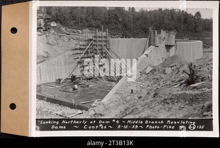 Contratto n. 66, Regulating Dams, Middle Branch (New Salem), and East Branch of the Swift River, Hardwick and Petersham (ex Dana), guardando a nord verso la diga 4, Middle Branch Regulating DAMS, Hardwick, Mass., 12 settembre 1939 Foto Stock