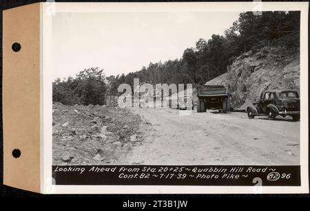 Contratto n. 82, costruzione di Quabbin Hill Road, Ware, guardando avanti da sta. 20+25, Ware, Mass., 17 luglio 1939 Foto Stock