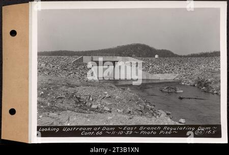 Contratto n. 66, Regulating Dams, Middle Branch (New Salem), and East Branch of the Swift River, Hardwick and Petersham (ex Dana), guardando a monte della diga, East Branch Regulating Dam, Hardwick, Mass., 10 novembre 1939 Foto Stock