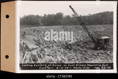 Contratto n. 66, Regulating Dams, Middle Branch (New Salem), and East Branch of the Swift River, Hardwick and Petersham (ex Dana), guardando ad est verso la riprap sul ramo est che regolava la diga, Hardwick, Mass., 12 settembre 1939 Foto Stock