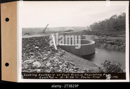 Contratto n. 66, Regulating Dams, Middle Branch (New Salem), and East Branch of the Swift River, Hardwick and Petersham (ex Dana), guardando a sud verso il ramo est che regola la diga, Hardwick, Mass., 9 ottobre 1939 Foto Stock