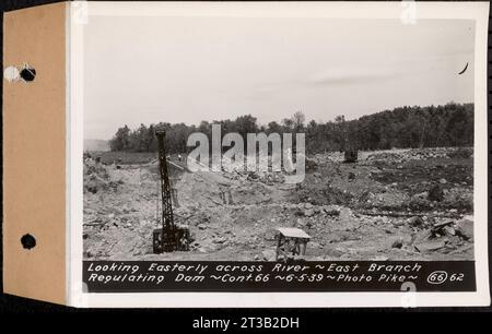 Contratto n. 66, Regulating Dams, Middle Branch (New Salem), and East Branch of the Swift River, Hardwick and Petersham (ex Dana), guardando ad est attraverso il fiume, East Branch che regola la diga, Hardwick, Mass., 5 giugno 1939 Foto Stock