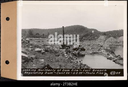 Contratto n. 66, Regulating Dams, Middle Branch (New Salem), and East Branch of the Swift River, Hardwick and Petersham (ex Dana), guardando a nord al sito della diga, East Branch che regola la diga, Hardwick, Mass., 5 giugno 1939 Foto Stock