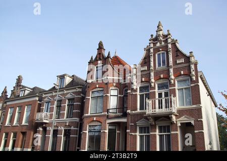 Case da primo piano con vecchie facciate, gables in Alkmaar, una città olandese in autunno. Ottobre, Paesi Bassi. Foto Stock