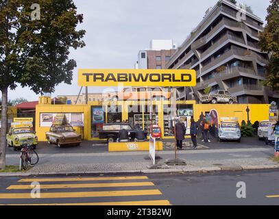 Germania, Berlino, Mitte, esterno del Trabi World sulla Zimmerstrasse che offre tour della città a bordo di vecchie vetture Trabant a 2 tempi. Foto Stock