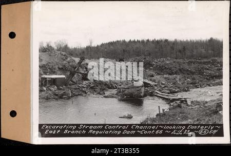 Contratto n. 66, Regulating Dams, Middle Branch (New Salem), and East Branch of the Swift River, Hardwick and Petersham (ex Dana), scavando canale di controllo del fiume, guardando ad est, ramo est che regola la diga, Hardwick, Mass., 12 maggio 1939 Foto Stock