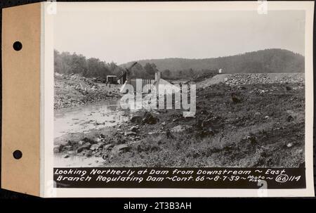 Contratto n. 66, Regulating Dams, Middle Branch (New Salem), and East Branch of the Swift River, Hardwick and Petersham (ex Dana), guardando a nord verso la diga a valle, East Branch che regola la diga, Hardwick, Mass., 7 agosto 1939 Foto Stock