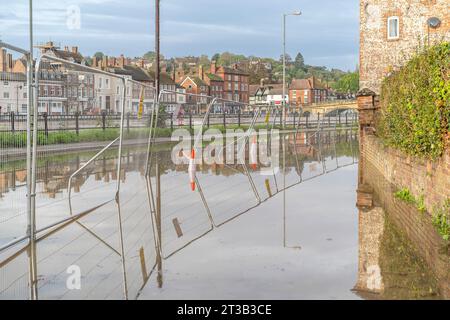 Bewdley, Regno Unito. 23 ottobre 2023. Bewdley dopo Storm Babet. I livelli dei fiumi rimangono molto alti e le barriere di inondazione sono ancora in atto, poiché vaste aree sono inghiottite dal fiume Severn. L'acqua del fiume inonda e chiude la strada vicino all'angolo di Beales dove sono state avviate nuove difese. Credito: Lee Hudson Foto Stock