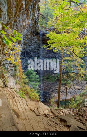 Vista del profilo delle cascate dell'ozono che si riversano sulla cima con pochissimo flusso d'acqua durante una siccità nel Tennessee in una giornata di sole in autunno Foto Stock