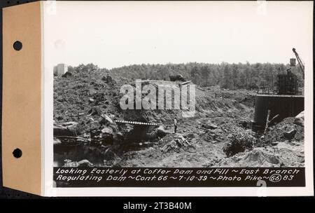 Contratto n. 66, Regulating Dams, Middle Branch (New Salem), and East Branch of the Swift River, Hardwick and Petersham (ex Dana), guardando ad est verso cofferdam and fill, East Branch Regulating Dam, Hardwick, Mass., 10 luglio 1939 Foto Stock