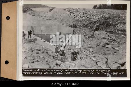 Contratto n. 66, Regulating Dams, Middle Branch (New Salem), and East Branch of the Swift River, Hardwick and Petersham (ex Dana), guardando a nord-est alla pavimentazione, East Branch Regulating Dam, Hardwick, Mass., 7 agosto 1939 Foto Stock