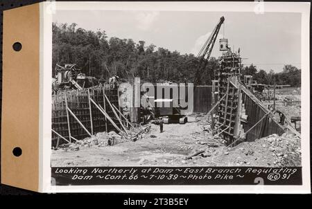 Contratto n. 66, che regolava Dams, Middle Branch (New Salem), e East Branch of the Swift River, Hardwick and Petersham (ex Dana), guardando a nord verso la diga, East Branch che regolava la diga, Hardwick, Mass., 10 luglio 1939 Foto Stock