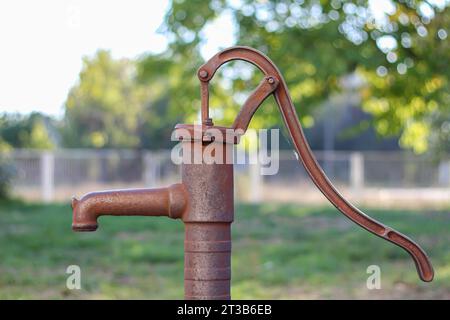 primo piano di un vecchio rubinetto arrugginito con sfondo sfocato Foto Stock