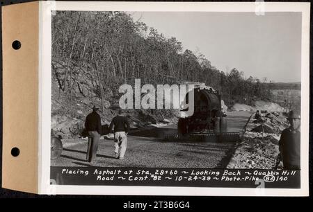 Contratto n. 82, costruzione Quabbin Hill Road, Ware, posa asfalto a sta. 28.60, Ware, Mass., 24 ottobre 1939 Foto Stock