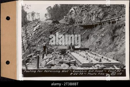 Contract No. 82, Constructing Quabbin Hill Road, Ware, footing for support wall, Ware, Mass., 22 agosto 1939 Foto Stock