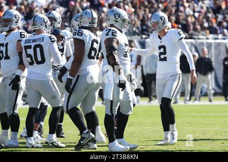 Il kicker dei Las Vegas Raiders Place Daniel Carlson (2) celebra un tentativo riuscito di Field goal durante la gara di stagione regolare tra i Las Vegas Raiders e i Chicago Bears al Soldier Field di Chicago, Illinois, il 22 ottobre 2023. I Bears sconfissero i Raiders 30-12. (Max Siker / immagine dello sport) Foto Stock