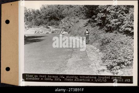 Contract No. 118, Miscellaneous Construction at Winsor Dam and Quabbin Dike, Belchertown, Ware, view on East access Road showing bituminous treated Gravel shoulder, Ware, Mass., 27 agosto 1945 Foto Stock