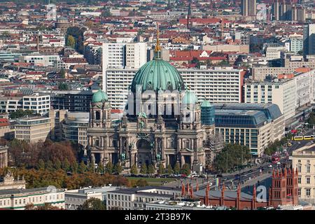 Vista aerea della cattedrale di Berlino. Monumentale chiesa protestante tedesca sull'Isola dei Musei nel centro di Berlino, Germania. Foto Stock