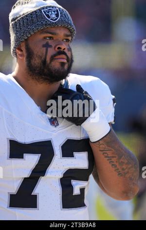 La guardia offensiva dei Las Vegas Raiders Jermaine Eluemunor (72) si prepara ad entrare nella gara di stagione regolare tra i Las Vegas Raiders e i Chicago Bears al Soldier Field di Chicago, il 22 ottobre 2023. I Bears sconfissero i Raiders 30-12. (Max Siker / immagine dello sport) Foto Stock