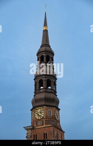 La torre della chiesa principale di S.. Katharinen ad Amburgo Foto Stock