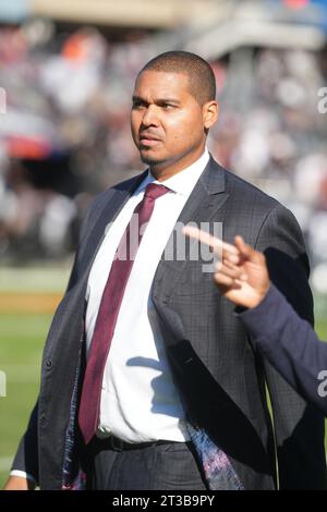 Il General manager dei Chicago Bears Ryan Poles saluta la squadra dopo la gara di stagione regolare tra i Las Vegas Raiders e i Chicago Bears al Soldier Field di Chicago, il 22 ottobre 2023. I Bears sconfissero i Raiders 30-12. (Max Siker / immagine dello sport) Foto Stock