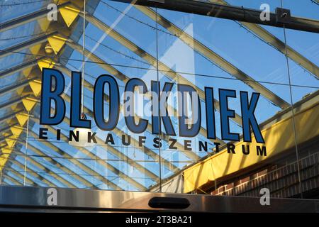 Eingang zum Einkaufszentrum a Brema-Blockdiek, einem Ortsteil des Stadtteils Bremen-Osterholz. Blockdiek ist ein, von vielen Migranten bewohntes Neubauviertel aus den 1960er Jahren. *** Ingresso al centro commerciale di Brema Blockdiek, un quartiere della città di Brema Osterholz Blockdiek è un nuovo sviluppo degli anni '1960, abitato da molti migranti. Credito: Imago/Alamy Live News Foto Stock