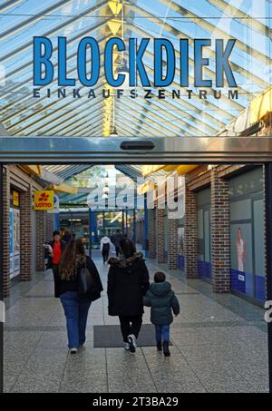 Eingang zum Einkaufszentrum a Brema-Blockdiek, einem Ortsteil des Stadtteils Bremen-Osterholz. Blockdiek ist ein, von vielen Migranten bewohntes Neubauviertel aus den 1960er Jahren. *** Ingresso al centro commerciale di Brema Blockdiek, un quartiere della città di Brema Osterholz Blockdiek è un nuovo sviluppo degli anni '1960, abitato da molti migranti. Credito: Imago/Alamy Live News Foto Stock