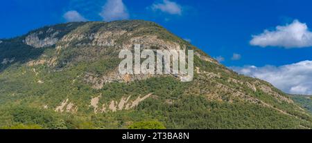 Passo Grand Colombier. Vista di Haut Bugeythe, del fiume Albarine, della strada e del crinale montano Foto Stock